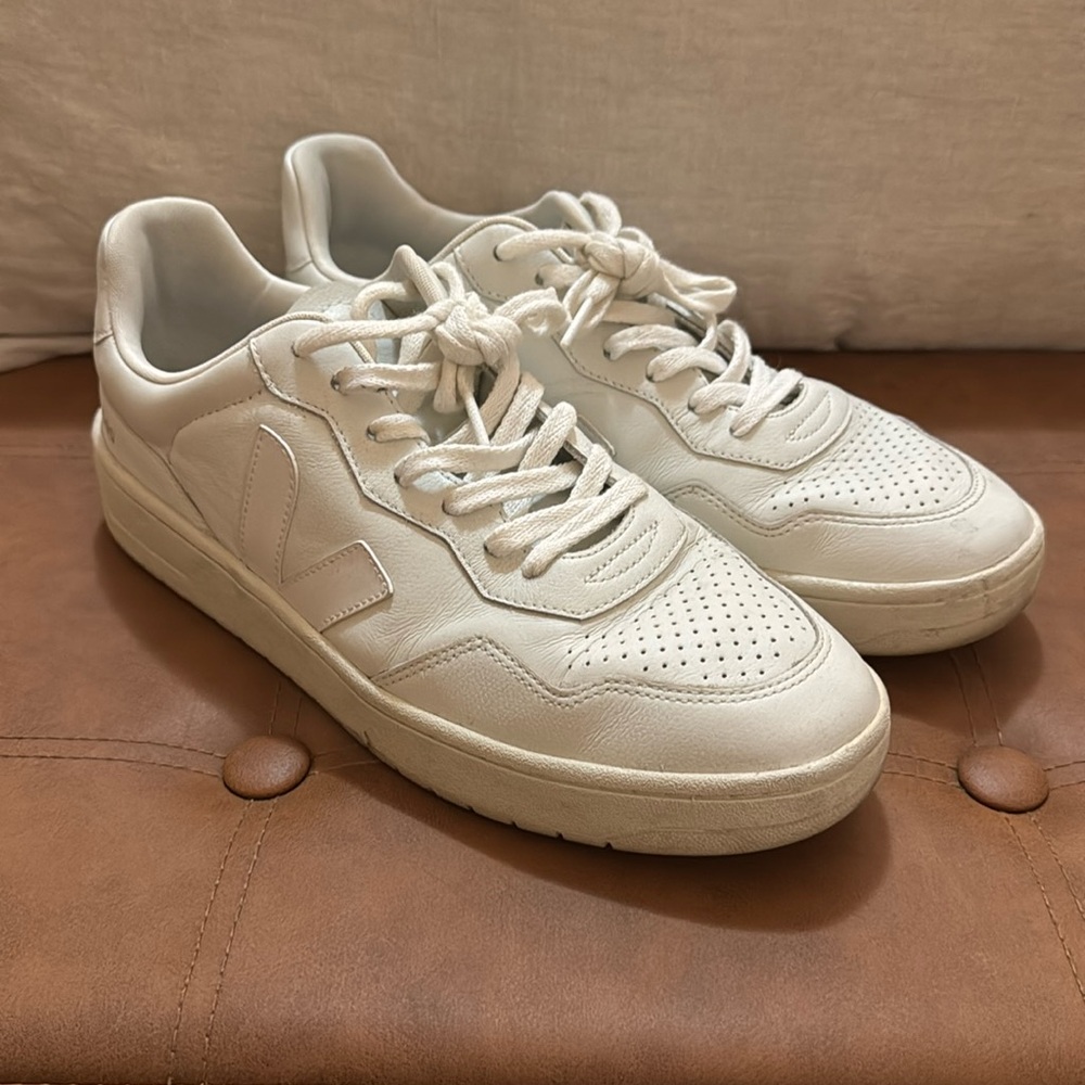 Veja V-90 white size 11
